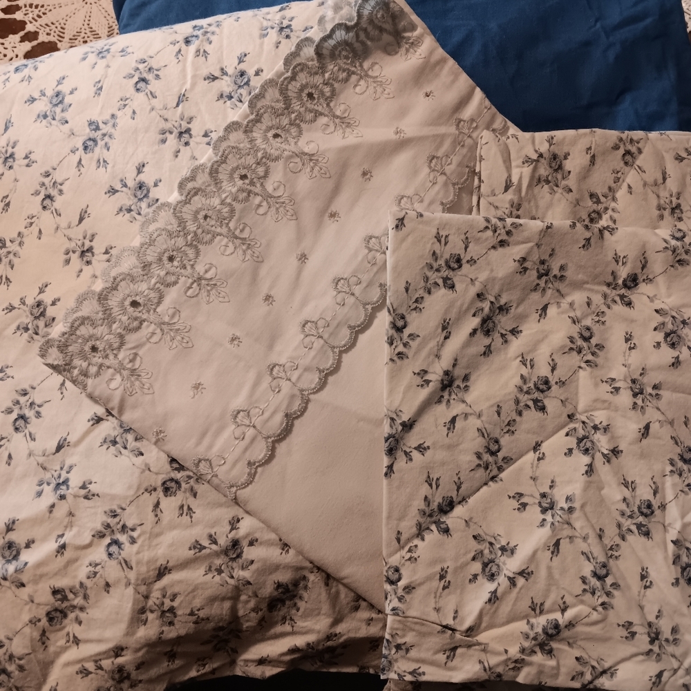 Thick Qn set  bottom/top sheet- dif sets  match great, 2 cases plus 1 extra king